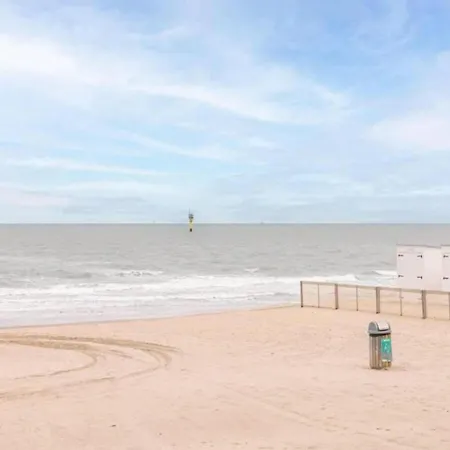 Spacious Seaside Apartman *