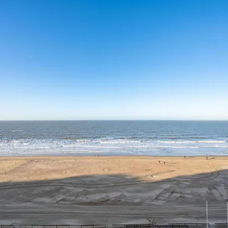 Spacious Seaside Apartman *